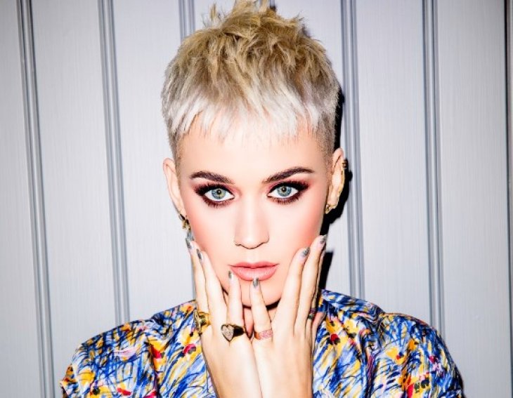 Кэти Перри позировала в бикини на португальском пляже (фото)