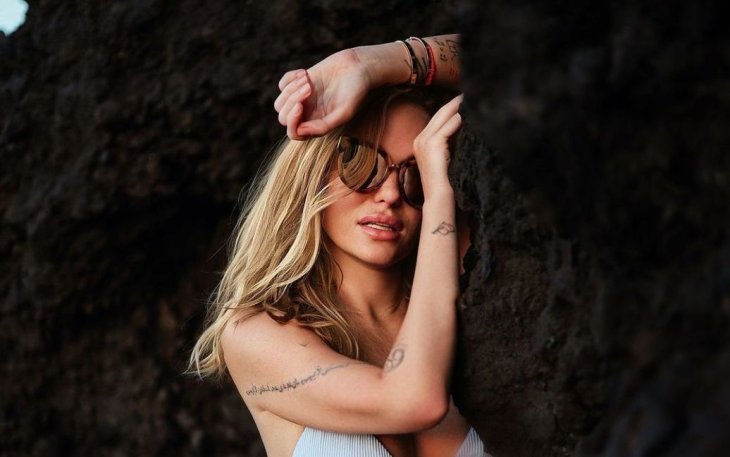 Слава Каминская в купальнике выпятила ягодицы и похвасталась пышными формами