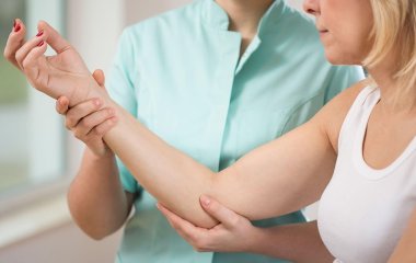 Ученые рассказали, к чему может привести привычка хрустеть суставами