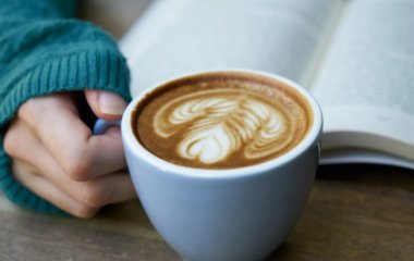 Вчений розповіла, коли кава може підбадьорити. І це не ранок