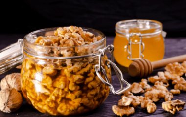 Орехи, чернослив и не только: медики назвали полезные продукты для здоровья щитовидной железы