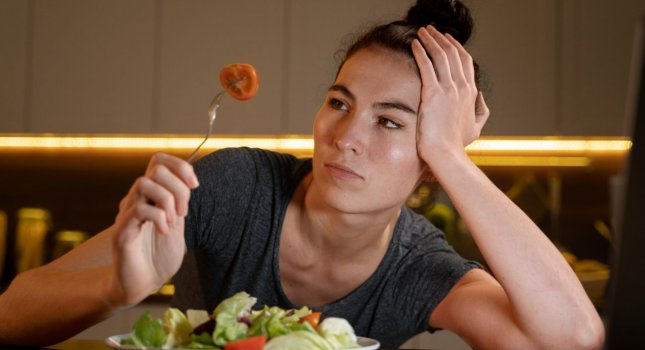 Еда должна давать энергию, так почему же он так склонен спать после неё