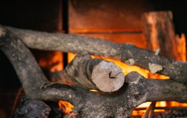 Дрова горять вдвічі довше, а тепло не зникає: простий трюк, який змінить опалення