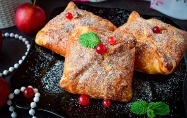 Быстрые рецепты: конвертики из слоеного теста с яблоками и сыром