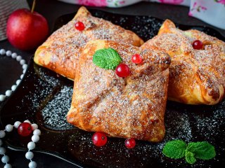 Швидкі рецепти: конвертики з листкового тіста з яблуками та сиром