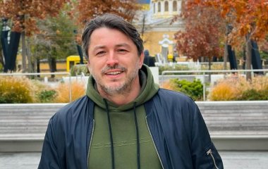 Сергій Притула на милому відео заспівав із помітно підрослими донечками колядку на тлі ялинки