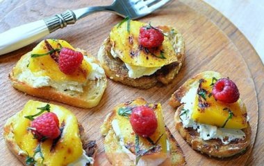 Рецепт брускетты. Манго на гриле, малина и мята