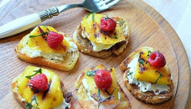 Рецепт брускетты. Манго на гриле, малина и мята