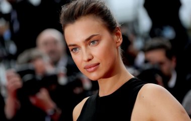 На волнах: Ирина Шейк поделилась новыми фото в бикини 