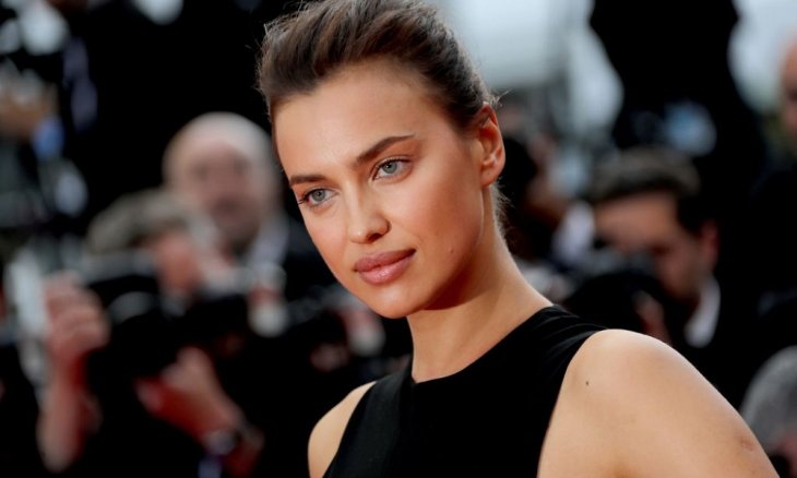 На волнах: Ирина Шейк поделилась новыми фото в бикини 