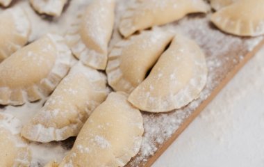 Как приготовить тесто для вареников, которое не будет липнуть к рукам: простой рецепт