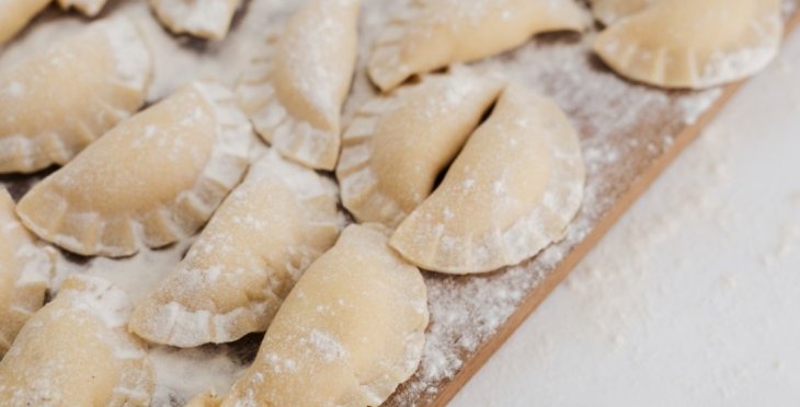 Как приготовить тесто для вареников, которое не будет липнуть к рукам: простой рецепт