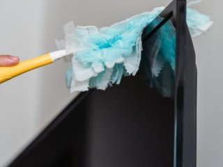 Біжите швидко прибирати перед приходом гостей? Психологи виявили, що це може означати