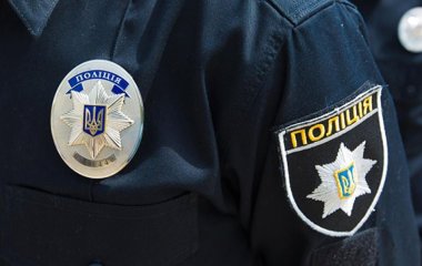 У Рівному жінка поскаржилась на сусіда до поліції, бо той облив свяченою водою її двері