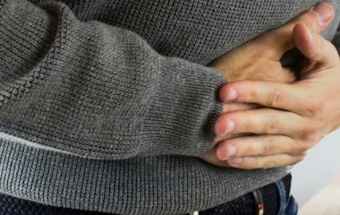 Лікар розповіла про небезпеку болю в животі