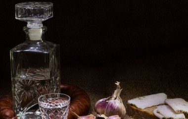 Не всі знають ці правила: чим не можна закушувати горілку, щоб не нашкодити організму ще більше