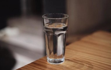 Нутриціолог перерахувала придатні для спеки напої та страви