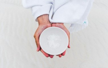 Корисний продукт, який є на кожній кухні: що буде, якщо насипати до раковини пів склянки солі
