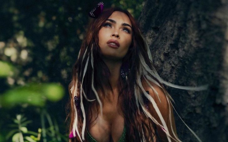 Смелая Меган Фокс посветила обнаженными ягодицами и сосками на фоне природы