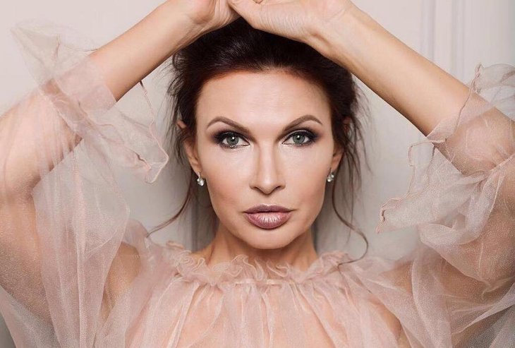 Эвелина Бледанс позировала в прозрачном пеньюаре