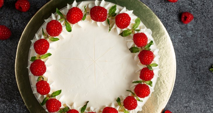 Простий рецепт торта з бісквітних рулетів без випікання