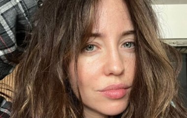 Надя Дорофеева в джинсовой мини-юбке похвасталась стройными ножками на теннисном корте