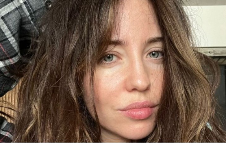 Надя Дорофеева в джинсовой мини-юбке похвасталась стройными ножками на теннисном корте