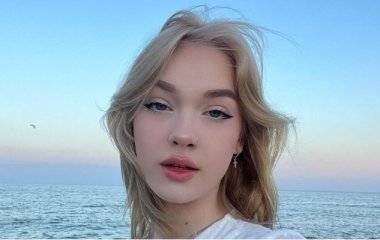 Дочь Евгения Кошевого с пирсингом в носу и платье с декольте восхитила красотой на фоне моря в Болгарии