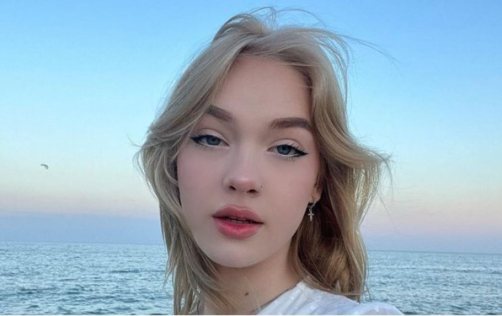 Дочь Евгения Кошевого с пирсингом в носу и платье с декольте восхитила красотой на фоне моря в Болгарии