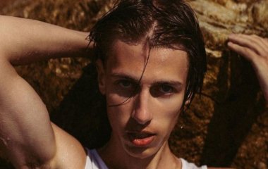 Полуобнаженный бойфренд Маши Поляковой в метро похвастался стальным прессом