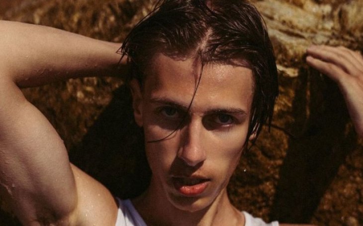 Полуобнаженный бойфренд Маши Поляковой в метро похвастался стальным прессом