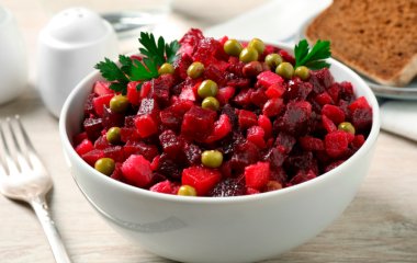 Секрет ідеального вінегрету: як позбутися гіркоти цибулі за секунди