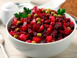 Секрет ідеального вінегрету: як позбутися гіркоти цибулі за секунди