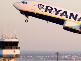 Пасажир Ryanair проніс на борт 20 кг багажу без доплати: який трюк він використав