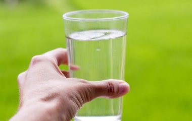 Ученые заявили, что неправильное употребление воды по утрам грозит развитием рака