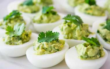 Полезный и легкий завтрак: рецепт фаршированных яиц с авокадо