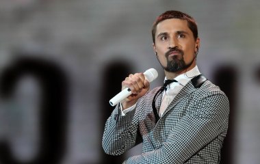 Дима Билан устроил городскую прогулку в стильном пальто