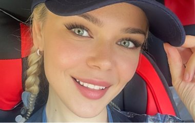 Алина Гросу в джинсовом образе засветила пышный бюст и стройные ножки