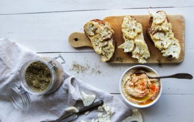 Тартины с хумусом и цветной капустой