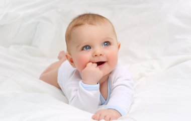 Маленька дівчинка народилася з культовою чубчиком у стилі Елвіса Преслі (ВІДЕО)