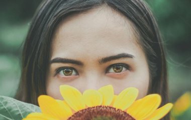 Влітку це роблять тисячі жінок — а потім шкодують: сім косметичних процедур, які краще відкласти до осені