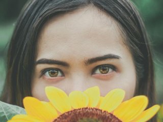 Влітку це роблять тисячі жінок — а потім шкодують: сім косметичних процедур, які краще відкласти до осені