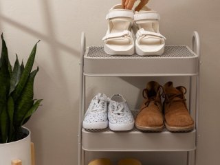 Де поставити взуття, якщо немає місця для шафи в коридорі: 5 ідеальних варіантів