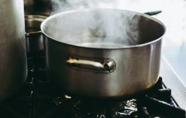 Один простий лайфгак, який допомагає запобігти википанню води з каструлі