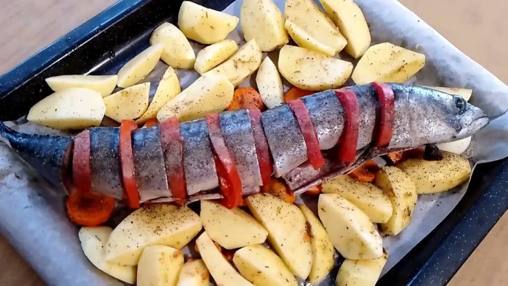 Скумбрія, запечена з овочами: дуже корисний рецепт
