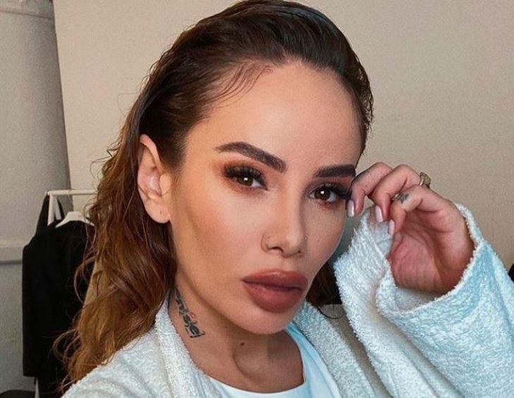 «Почему вы голая, когда вам голову моют?»: Айза Долматова поделилась роликом с водными процедурами перед стрижкой