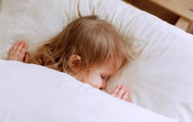 Стрес, нежить чи інші проблеми: чому дитина скрипить зубами уві сні