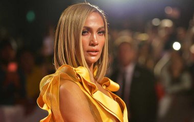 Дженнифер Лопес повторила свой знаменитый образ в наряде от Versace