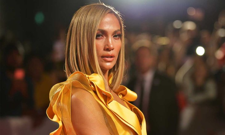 Дженнифер Лопес повторила свой знаменитый образ в наряде от Versace