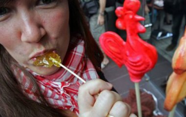 Цукрові півники з дитинства: рецепт льодяників на паличці